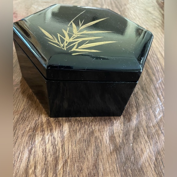 Black Laquer Trinket Box With Lid, Hand Painted Gold Bamboo - Picture 3 of 6